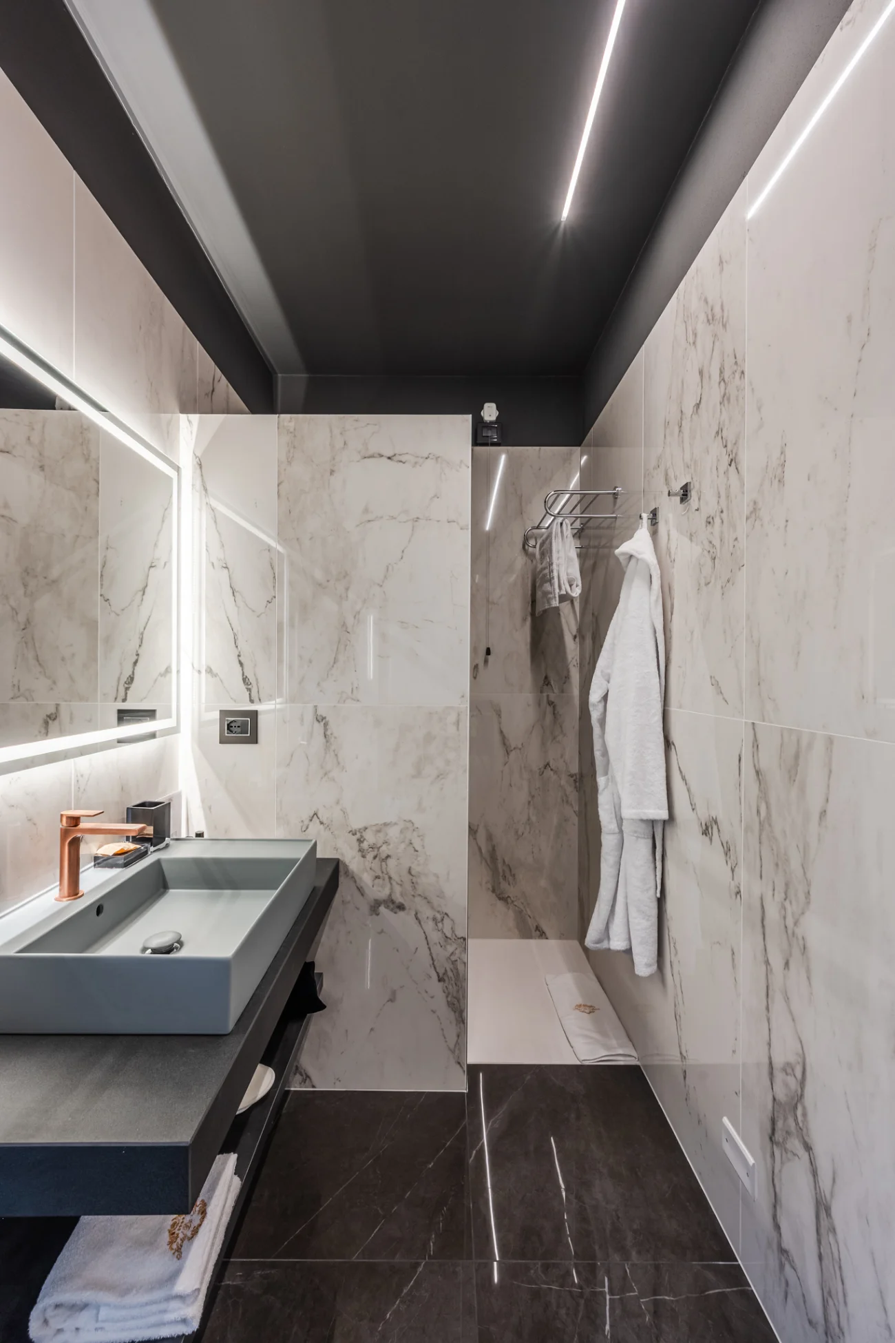 bagno-con-pareti-in-marmo