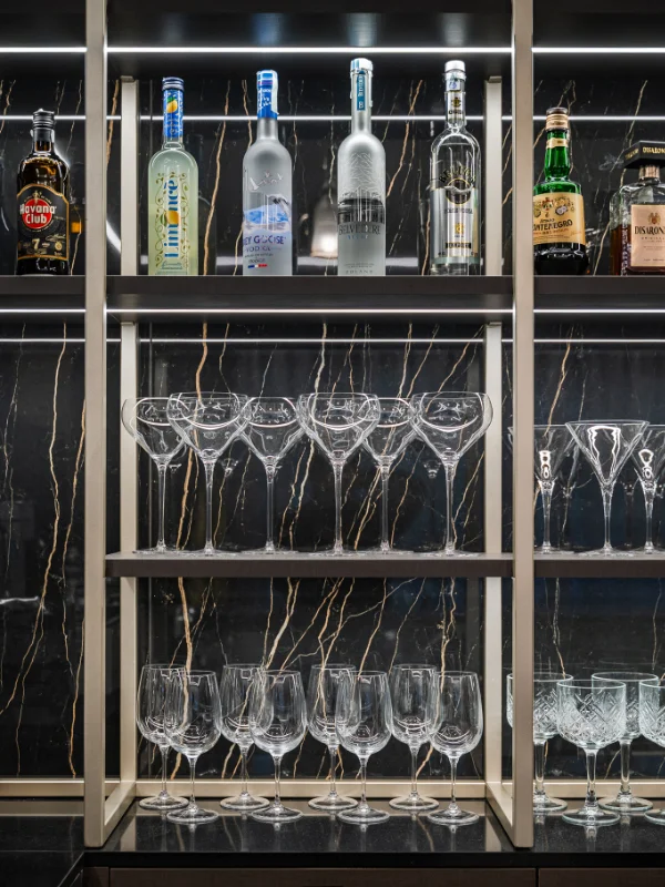cucina-elegante-nera-con-marmo cucina-elegante-nera-con-marmo