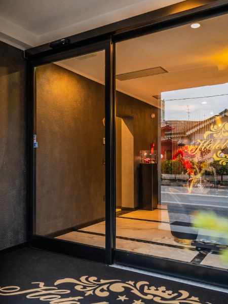 ingresso-di-struttura-con-porta-finestra