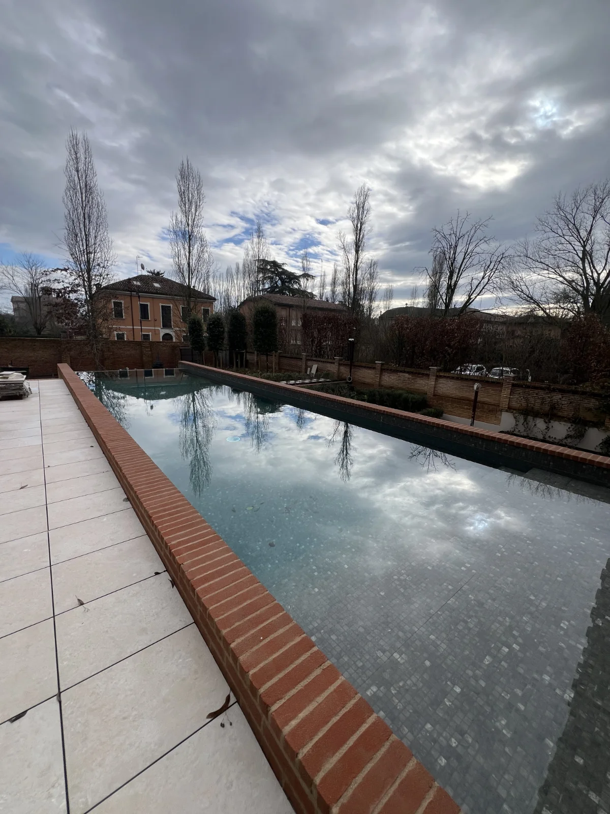 piscina-casa-con-mattonelle-rosse