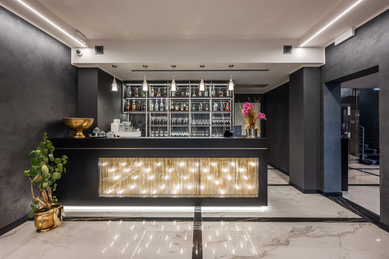 reception-hotel-pareti-grigie