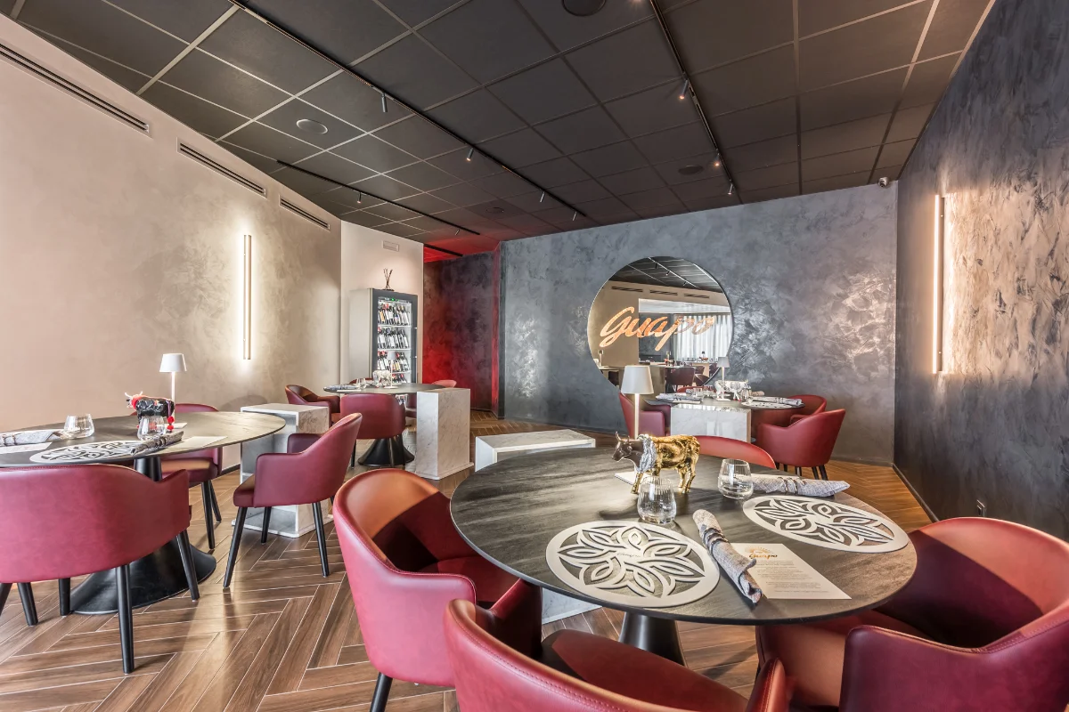 sala-ristorante-tavoli-legno-poltroncine-rosse