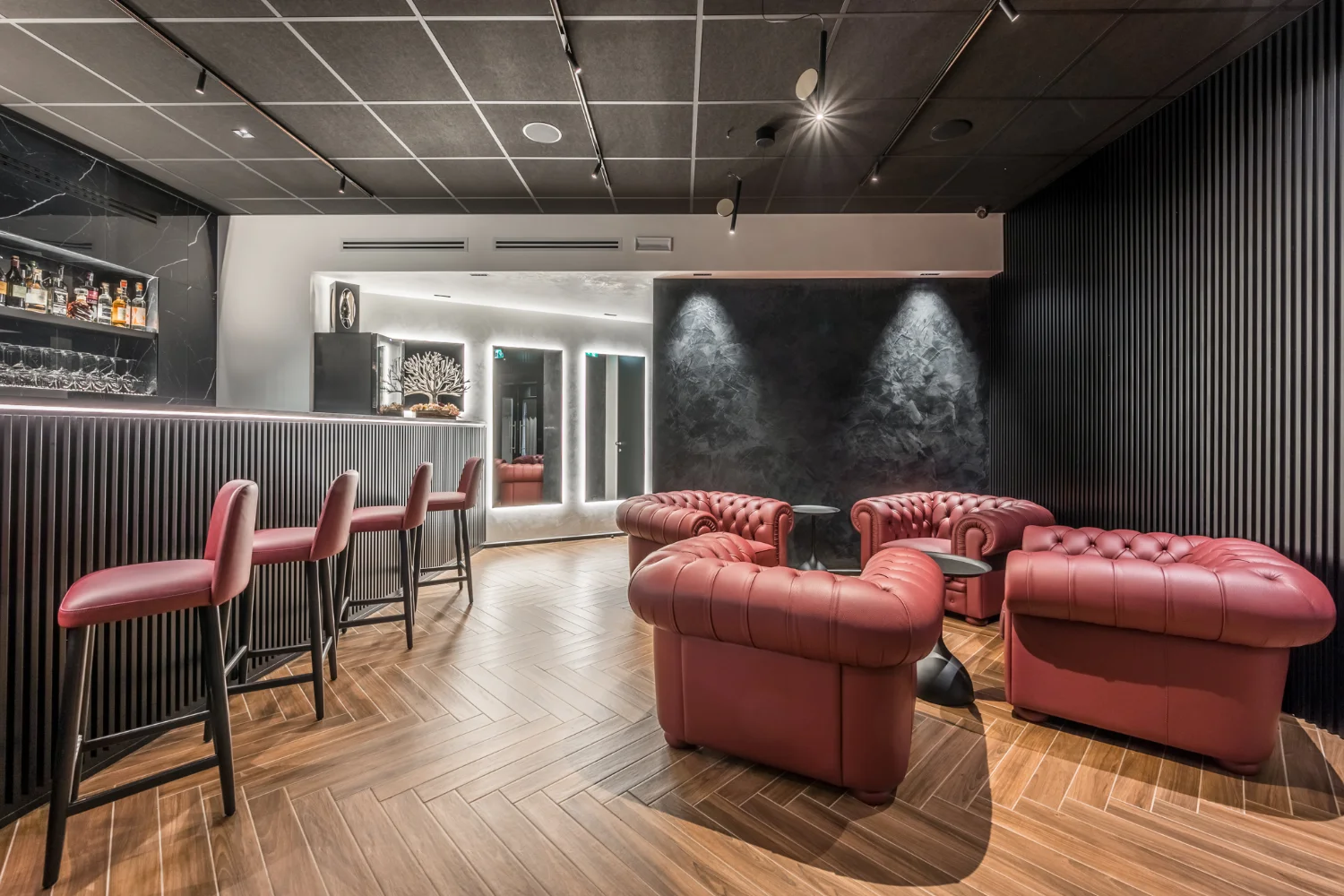 sala-ristornante-arredo-rosso-pavimento-parquet